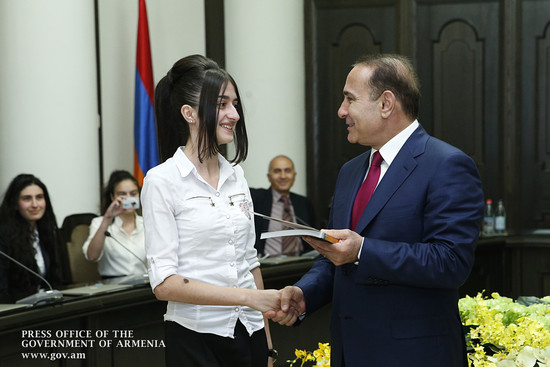Վարչապետը շնորհավորել է 2013-2014 թթ. ուսումնական տարվա հանրապետական օլիմպիադայի հաղթողներին