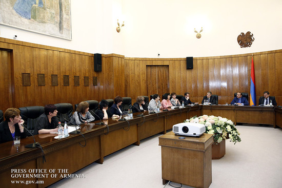 Վարչապետն ընդունել է Ֆիրդուսի թաղամասի բնակիչներին
