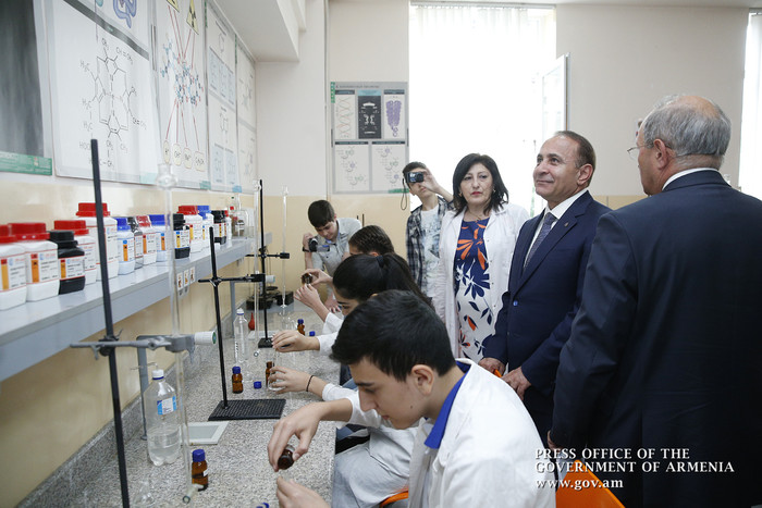 Վարչապետն այցելել է ԵՊՀ-ին առընթեր Արտաշես Շահինյանի անվան ֆիզիկամաթեմատիկական դպրոց