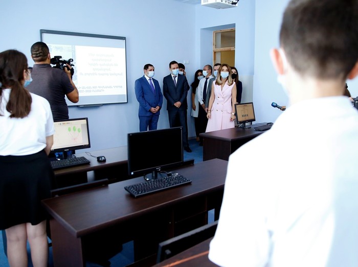 Փոխվարչապետ Սուրեն Պապիկյանն այցելել է Վ․ Պետրոսյանի անվան Երևանի թիվ 51 դպրոց