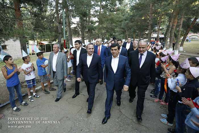 Հովիկ Աբրահամյանն այցելել է Հանքավանի «Լուսաբաց» ճամբար