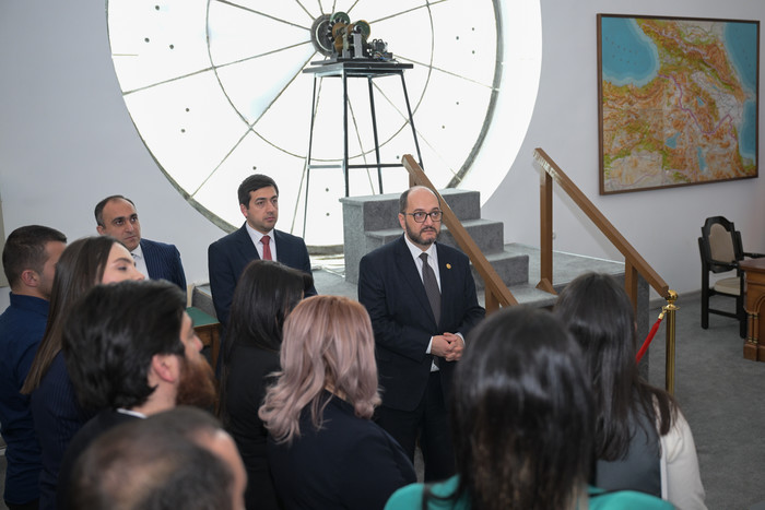 Արայիկ Հարությունյանն ընդունել է Կառավարության շենք ճանաչողական այցի մասնակիցներին
