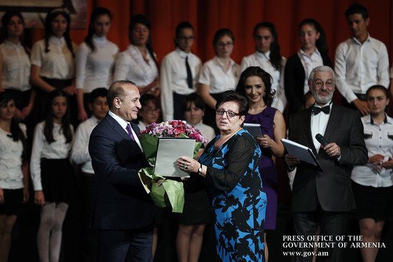 Վարչապետը մրցանակներ է հանձնել ասմունքի հանրապետական մրցույթ-փառատոնի հաղթողներին