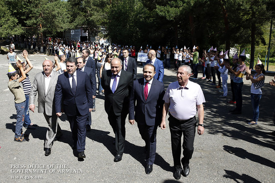 Վարչապետն այցելել է Հանքավանի «Լուսաբաց» ճամբարում հանգստացող երեխաներին