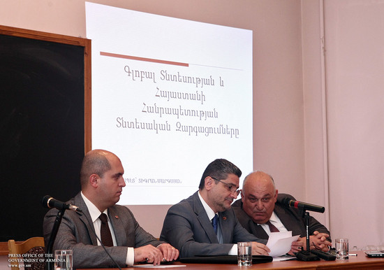 Վարչապետը դիպլոմներ է հանձնել ԵՊՀ տնտեսագիտության ֆակուլտետի շրջանավարտներին