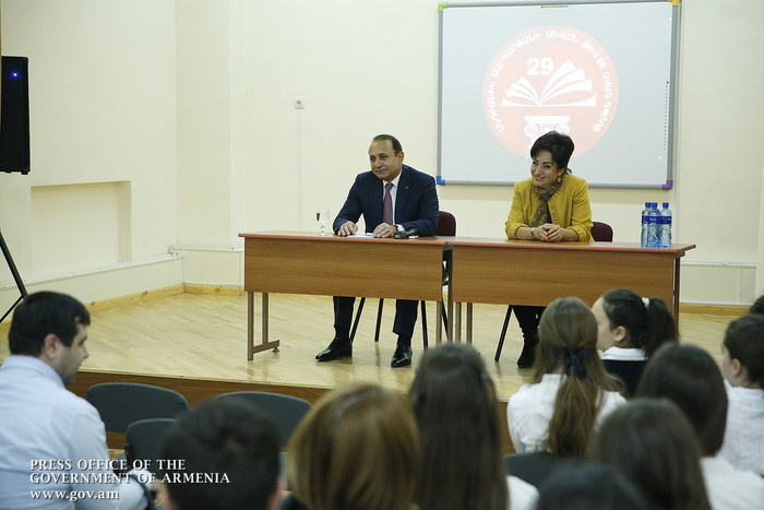 Վարչապետ Հովիկ Աբրահամյանն աշակերտների հրավերով այցելել է Անդրանիկ Մարգարյանի անվան դպրոց