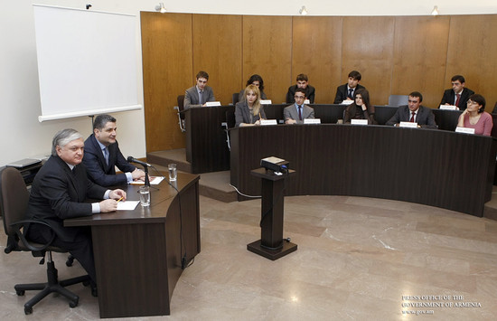 Վարչապետն այցելել է դիվանագիտական դպրոց