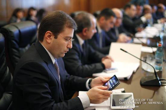 Արդյունաբերական խորհրդի նիստում վարչապետին են ներկայացրել և նվիրել հայկական արտադրության առաջին պլան