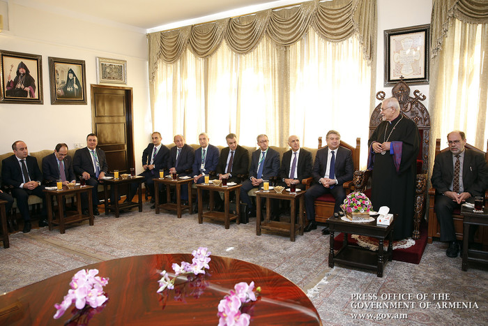 Կարեն Կարապետյանն այցելել է Թեհրանի Սուրբ Սարգիս եկեղեցի և համայնքի ներկայացուցիչների հետ զրույցում 