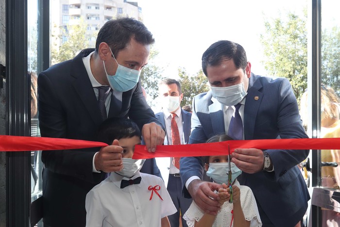 Փոխվարչապետ Սուրեն Պապիկյանն այցելել է Վ․ Պետրոսյանի անվան Երևանի թիվ 51 դպրոց