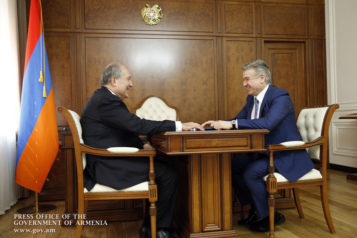 Կարեն Կարապետյանը ՀՀ նախագահ Արմեն Սարգսյանին ներկայացրել է կառավարության հրաժարականի դիմումը