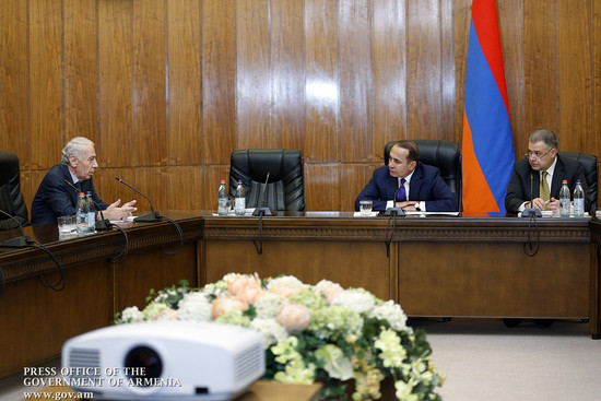Վարչապետի մոտ մեկնարկել են ՀՀ 2015 թ. պետբյուջեի նախագծի նախնական տարբերակի քննարկումները