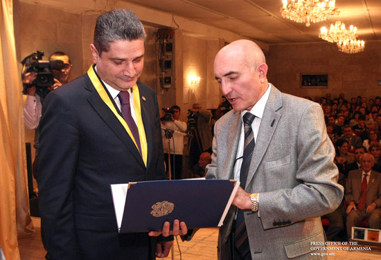Վարչապետն Ուսուցչի օրվա կապակցությամբ այցելել է Անանիա Շիրակացու անվան ճեմարան և նախակրթարան