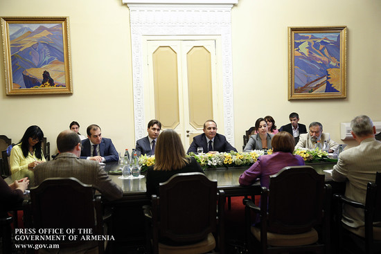 Հովիկ Աբրահամյանն ընդունել է բարոնուհի Քերոլայն Քոքսի գլխավորած պատվիրակությանը