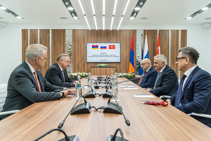 Փոխվարչապետ Մհեր Գրիգորյանը հանդիպում է ունեցել Սանկտ Պետերբուրգի նահանգապետի հետ