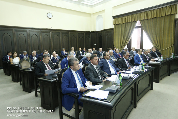 Վարչապետը հանձնարարել է հստակեցնել և պարզեցնել պետական մարմինների կողմից լիցենզիաների և այլ փաստաթղթ