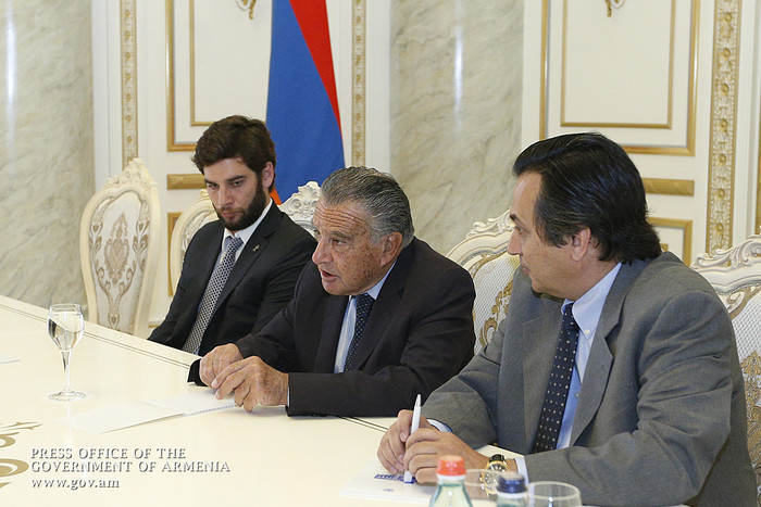 Վարչապետն ընդունել է արգենտինահայ գործարար Էդուարդո Էռնեկյանին
