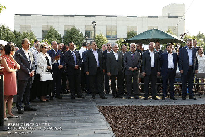 ԱՄՆ Անկախության օրվա առթիվ վարչապետն այցելել է Հայաստանում ԱՄՆ դեսպանություն