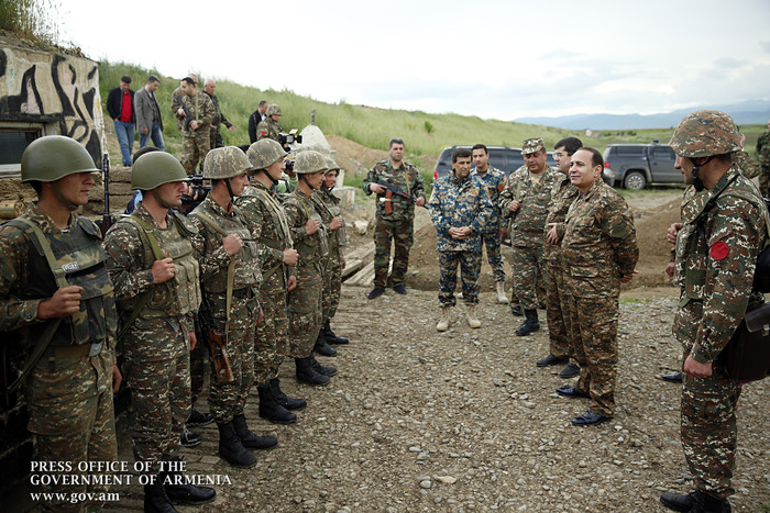 Վարչապետն այցելել է պաշտպանական դիրքեր