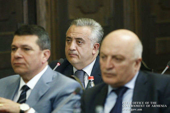 Կառավարության նիստից առաջ ՀՀ վարչապետ Տիգրան Սարգսյանն անդրադարձել է հանրությանը հուզող երեք հարցի