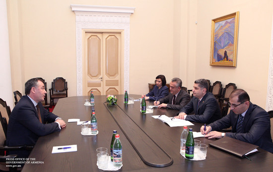 Կառավարության ղեկավարն ԱԶՍԲ-ի նախագահի հետ քննարկել է նոր ներդրումային ծրագրերին առնչվող հարցեր