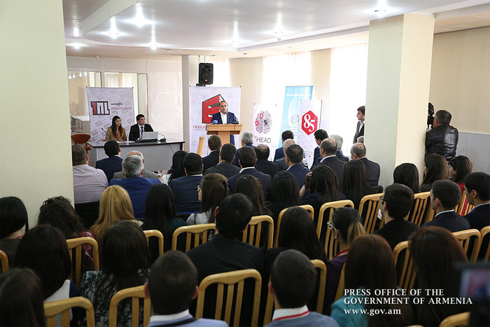 Վարչապետը մասնակցել է միջբուհական ուսանողական գիտաժողովի աշխատանքներին