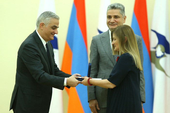 Փոխվարչապետ Մհեր Գրիգորյանը մեդալներ է հանձնել ԵԱՏՄ զարգացման գործում ավանդ ունեցած մի շարք պետական,