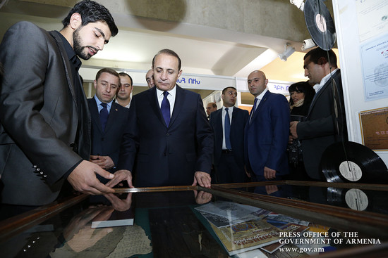 Վարչապետը ծանոթացել է «Հայացք ապագային-2014» ցուցահանդեսին մասնակցող կազմակերպությունների գործունեու
