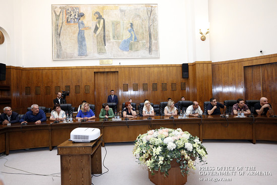 ՀՀ վարչապետն ընդունել է տոնավաճառներում գործունեություն ծավալող տնտեսվարողներին