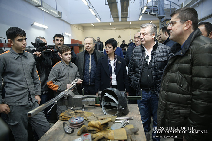 Կարեն Կարապետյանն Արցախում այցելել է ուսումնական հաստատություններ և արտադրամաս