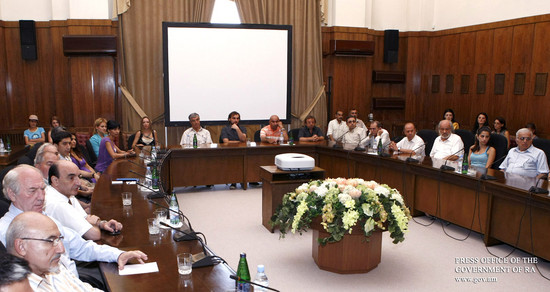 Կառավարության ղեկավարն ընդունել է արվեստագետների համահայկական համաժողովի մասնակիցներին