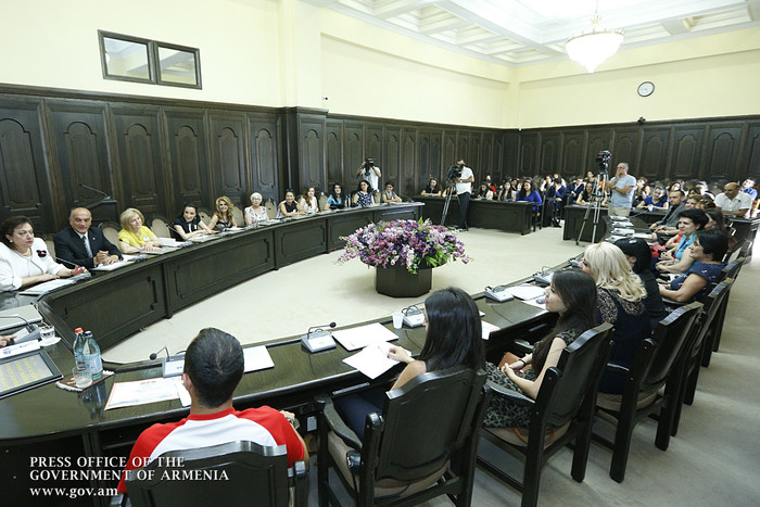 Վարչապետն ընդունել է «Սփյուռք ամառային դպրոց-2015» ծրագրի մասնակիցներին