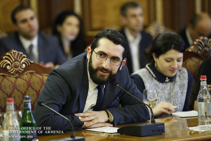 «Ֆանտաստիկ հնարավորություն ունեք մասնակցելու մեր երկրի կառավարման գործընթացում». Վարչապետը հանդիպել 