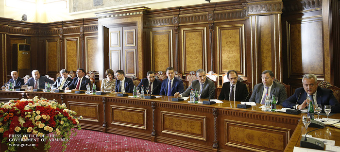 «Գործնական լուծումներ առաջարկելու ժամանակն է». Կարեն Կարապետյանը հանդիպել է բանկային համակարգի ներկա