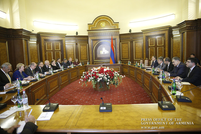 Վարչապետը ԵՄ անդամ պետությունների դեսպանների հետ քննարկել է ՀՀ-ԵՄ համագործակցության զարգացմանը վերաբ