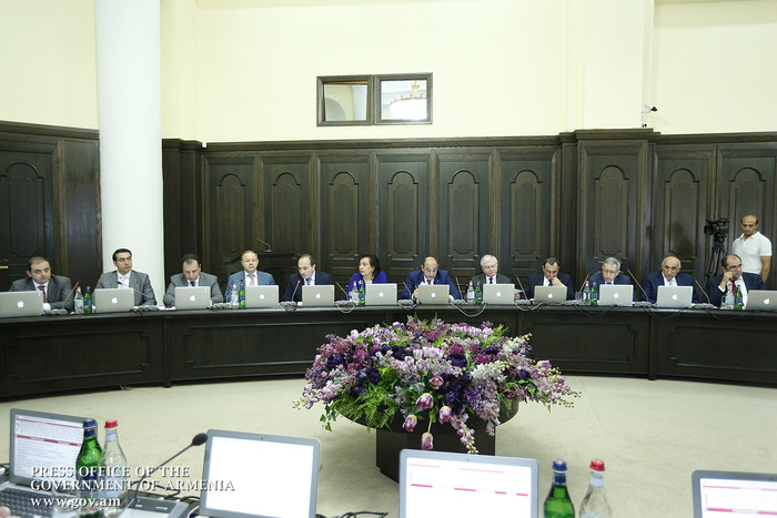 Վարչապետը հանձնարարել է հստակեցնել և պարզեցնել պետական մարմինների կողմից լիցենզիաների և այլ փաստաթղթ