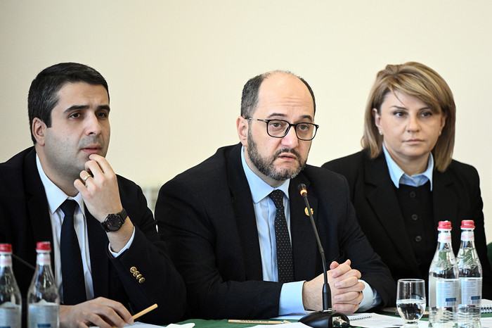 Արայիկ Հարությունյանը Գավառի մշակույթի կենտրոնում հանդիպում է ունեցել տեղահանված անձանց հետ