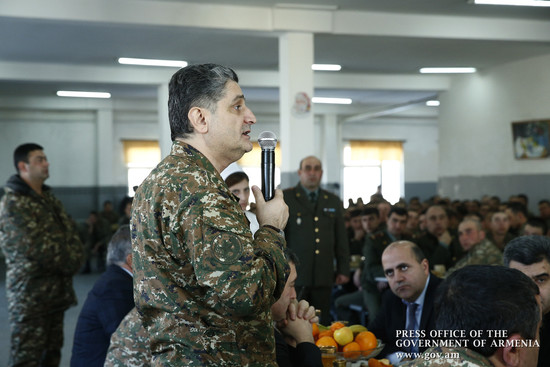 Վարչապետն այցելել է զորամաս և շնորհավորել զինվորներին առաջիկա տոների կապակցությամբ