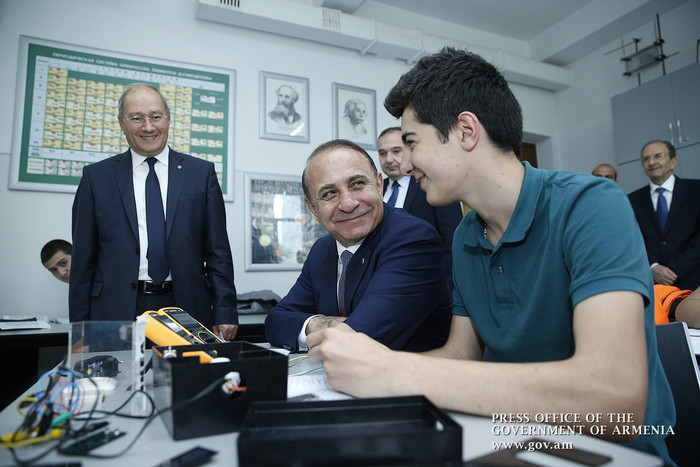 Վարչապետն այցելել է ԵՊՀ-ին առընթեր Արտաշես Շահինյանի անվան ֆիզիկամաթեմատիկական դպրոց