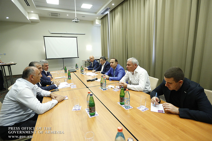 Երկրի վարչապետը մարզերում խորհրդակցություններ է անցկացնում խաղողի մթերման վերաբերյալ