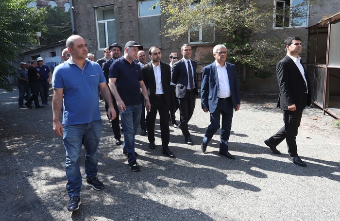 Տիգրան Ավինյանը շրջայց է կատարել Երևանի 33-րդ թաղամասում