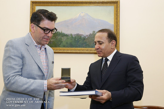 Հովիկ Աբրահամյանն ընդունել է անվանի դիզայներ Մայքլ Արամ Վոլոհոջյանին