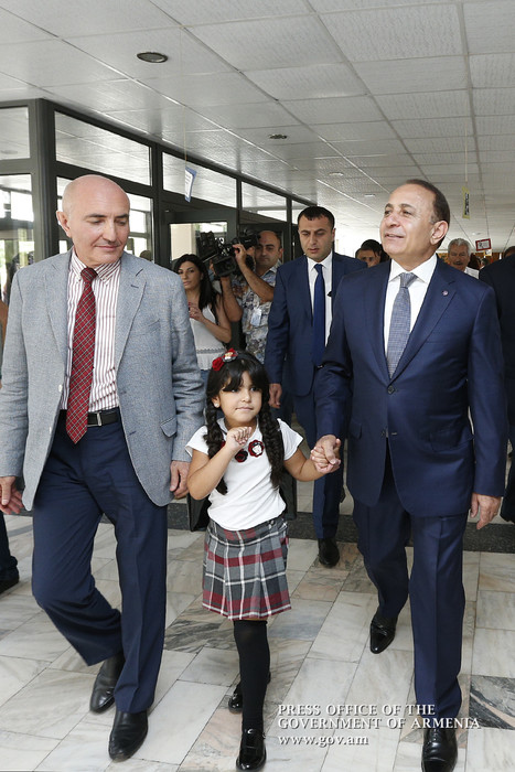 Գիտելիքի և դպրության օրվա առթիվ Հովիկ Աբրահամյանն այցելել է Անանիա Շիրակացու անվան ճեմարան