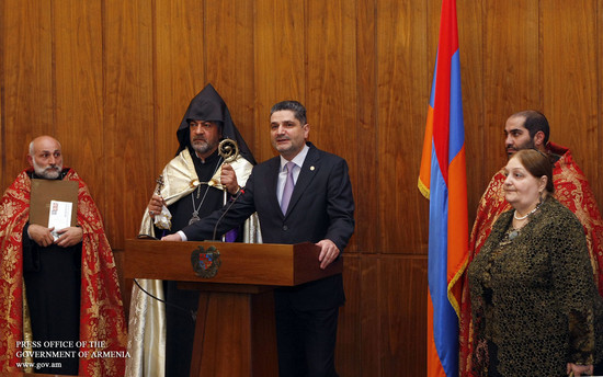 Մինասի որմնանկարները` կառավարությունում