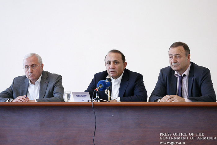 Վարչապետն Արմավիրի մարզում ծանոթացել է խաղողի մթերման աշխատանքների ընթացքին