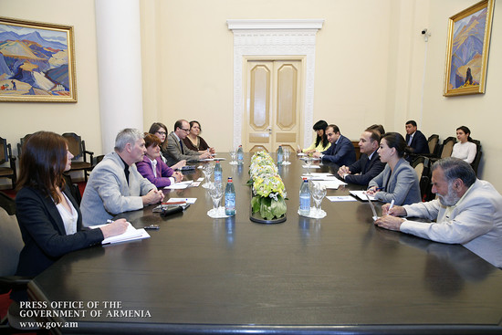Հովիկ Աբրահամյանն ընդունել է բարոնուհի Քերոլայն Քոքսի գլխավորած պատվիրակությանը