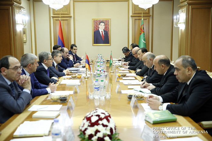 Վարչապետն Աշխաբադում հանդիպել է Թուրքմենստանի նախարարների կաբինետի անդամների հետ