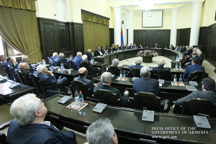 Վարչապետը տնտեսվարողների հետ քննարկել է տեղական արտադրության զարգացմանն ուղղված հարցեր