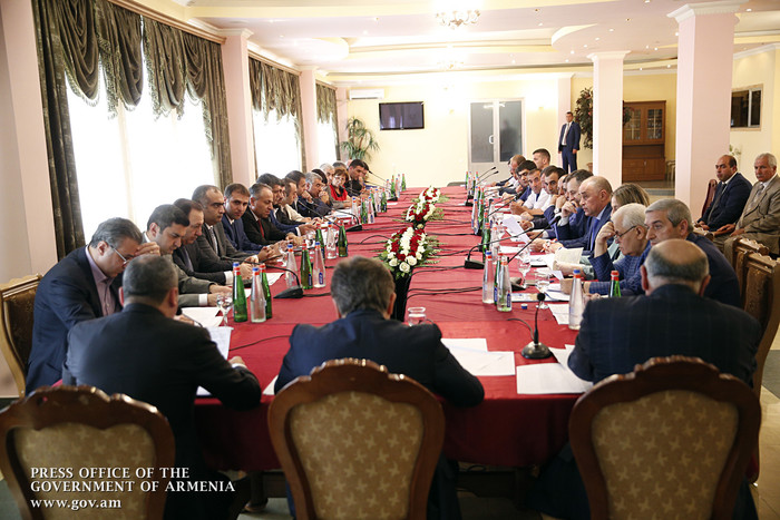 Պետք է խնդիրները կարգավորել՝ գտնելով նաև ոչ ստանդարտ լուծումներ. Կարեն Կարապետյանը Սյունիքի մարզում