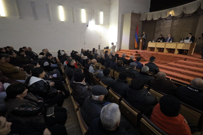 Փոխվարչապետ Տիգրան Խաչատրյանը հանդիպել է Ճամբարակ համայնքում բնակություն հաստատած ԼՂ-ից բռնի տեղահան